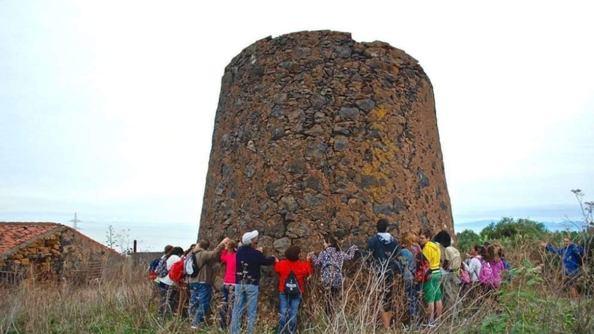 Vecinos de Llano del Moro rodean la estructura del antiguo molino de gofio / YO SOY DE LLANO DEL MORO Vecinos de Llano del Moro rodean la estructura del antiguo molino de gofio / YO SOY DE LLANO DEL MORO