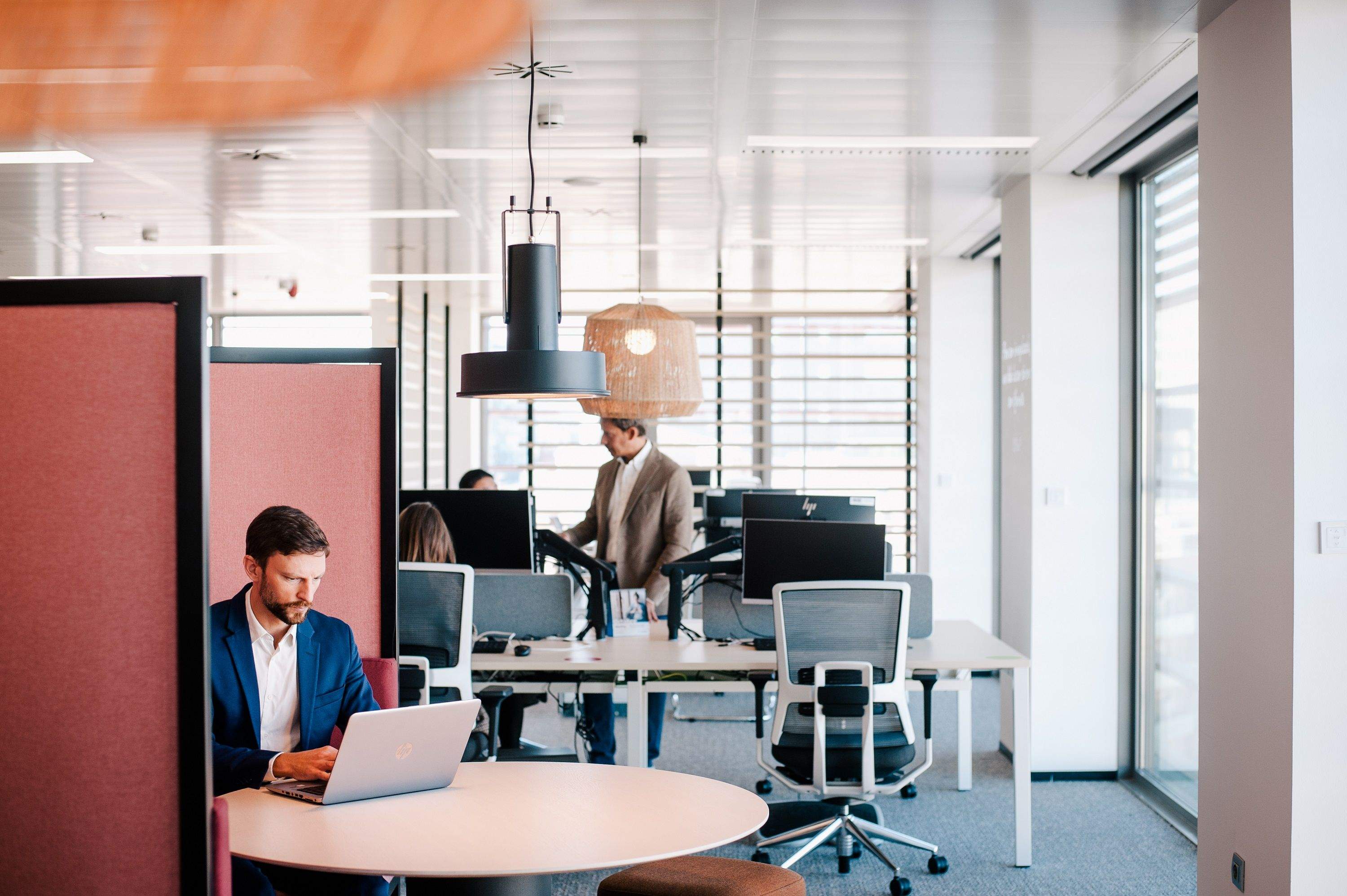 Empleados trabajan en una oficina. /