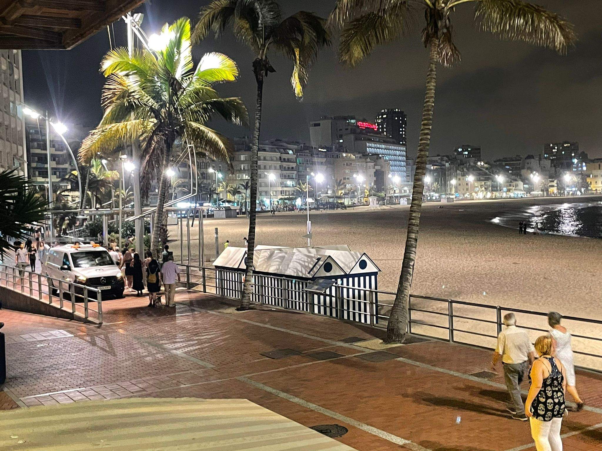 Muere un hombre mientras se bañaba en Las Canteras