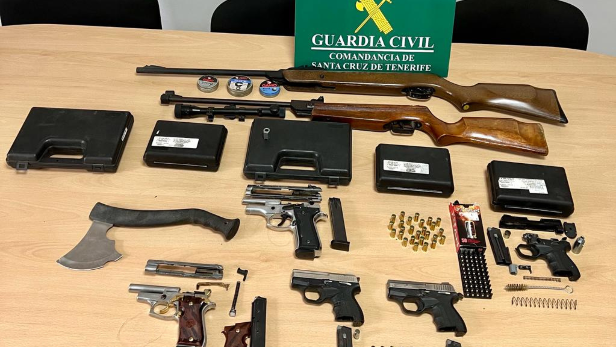 Las armas intervenidas por la Guardia Civil en Güímar. / GUARDIA CIVIL 