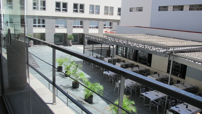 Terraza de la cafetería del El Patio de Cuyás / TEATRO CUYÁS
