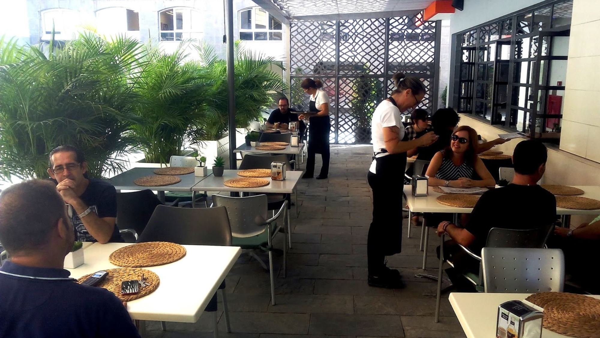 Terraza de la cafetería del El Patio de Cuyás / TEATRO CUYÁS