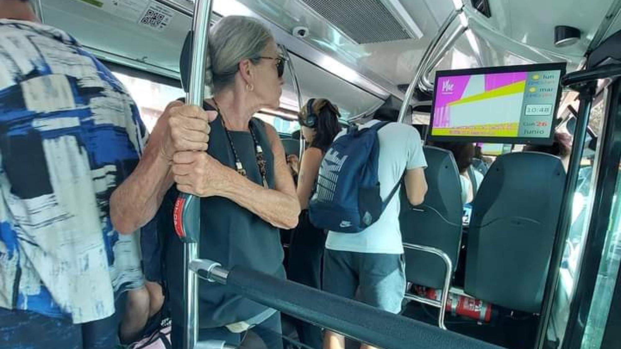 Línea de Titsa que llega hasta Taganana con usuarios de pie por falta de asientos libres / CEDIDA