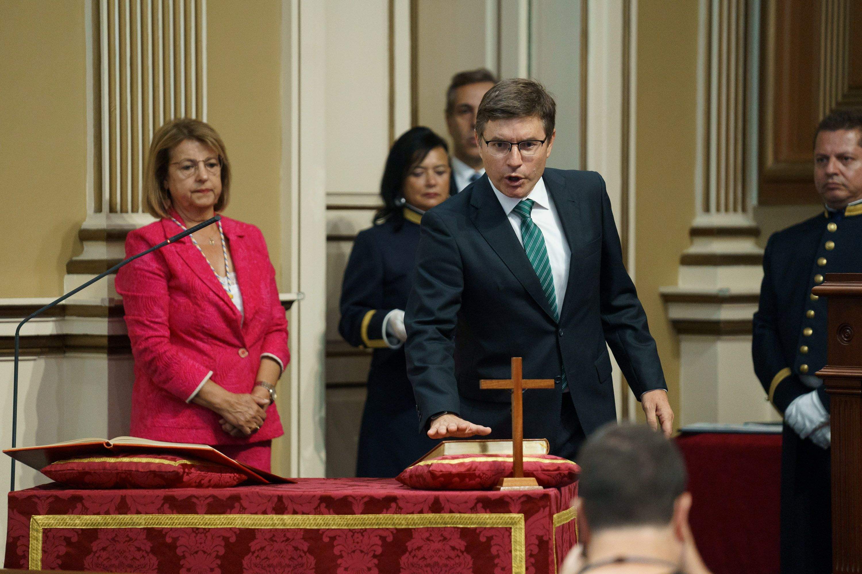 Nicasio Galván, portavoz de Vox en el Parlamento de Canarias, jura su cargo en la cámara autonómica. / RAMÓN DE LA ROCHA-EFE