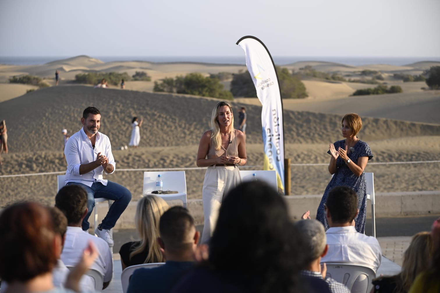 Acto de Coalición Canaria con la candidata al Congreso de María Fernández en el centro. / COALICIÓN CANARIA