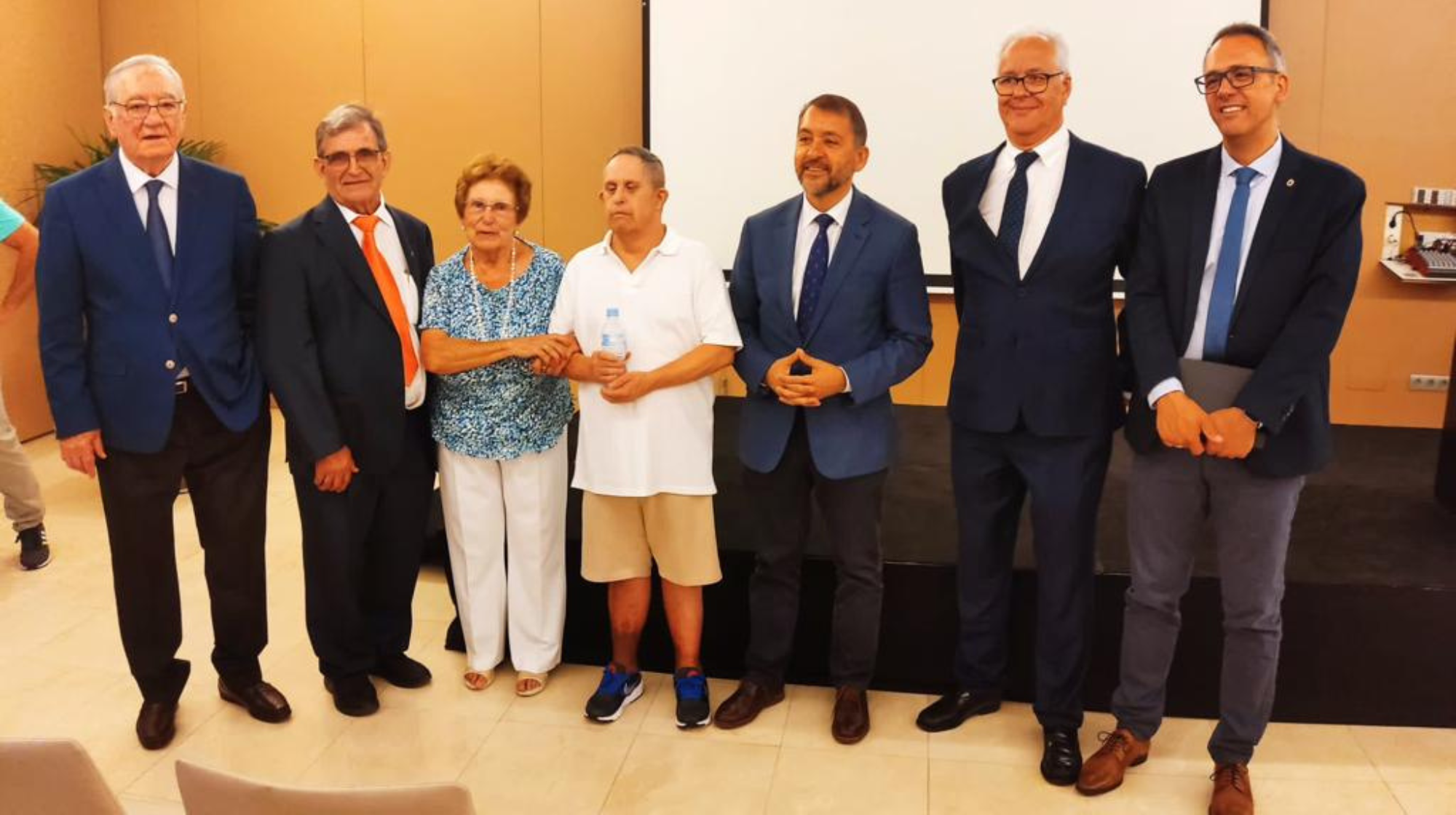 Foto de familia de los premiados por Aspronte junto al alcalde de Santa Cruz de Tenerife y el el presidente de la asociación, Juan Arroyo./ CEDIDA