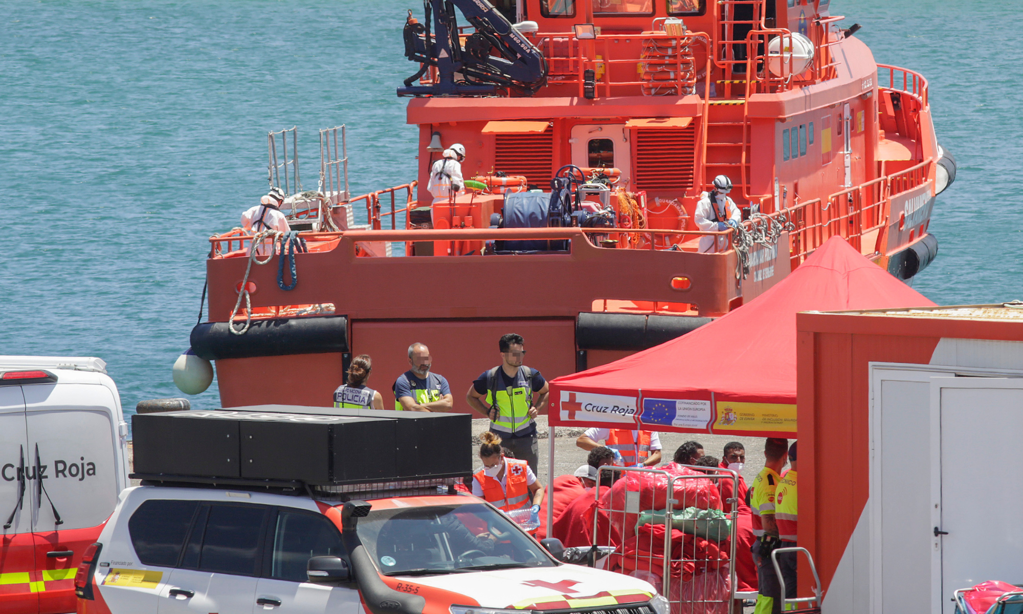 Rescate de Salvamento de una embarcación en aguas de la ruta canaria. / EFE