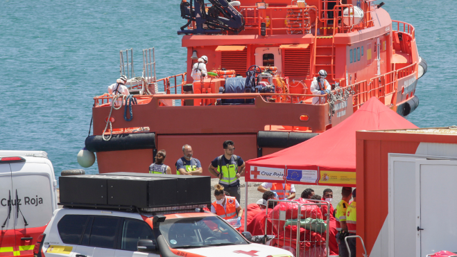 Rescate de Salvamento de una embarcación en aguas de la ruta canaria. / EFE Rescate de Salvamento de una embarcación en aguas de la ruta canaria. / EFE