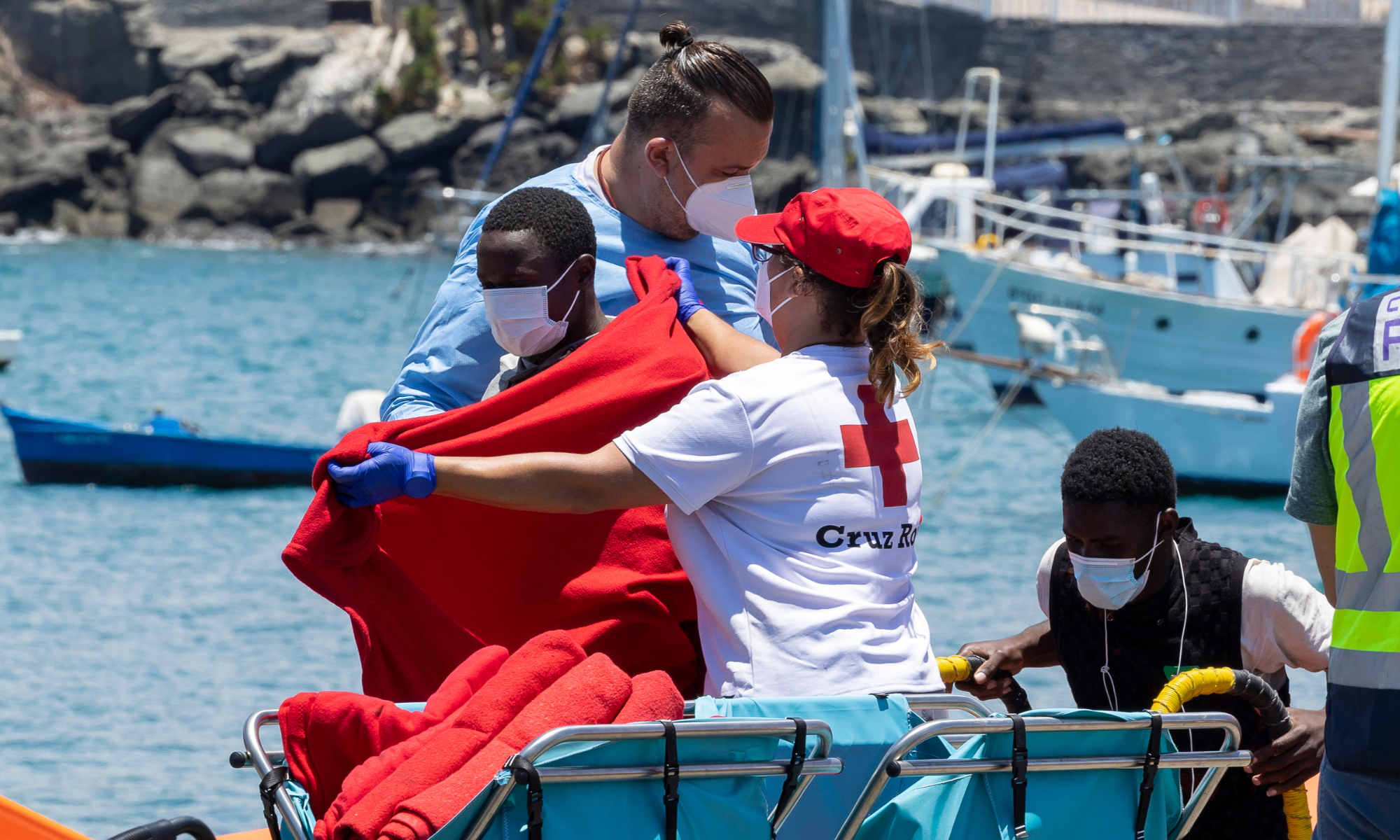 Atención de Cruz Roja a un grupo de personas llegadas a Canarias en una embarcación / EFE-ARCHIVO