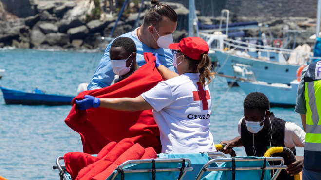 Atención de Cruz Roja a un grupo de personas llegadas a Canarias en una embarcación. / EFE-ARCHIVO
