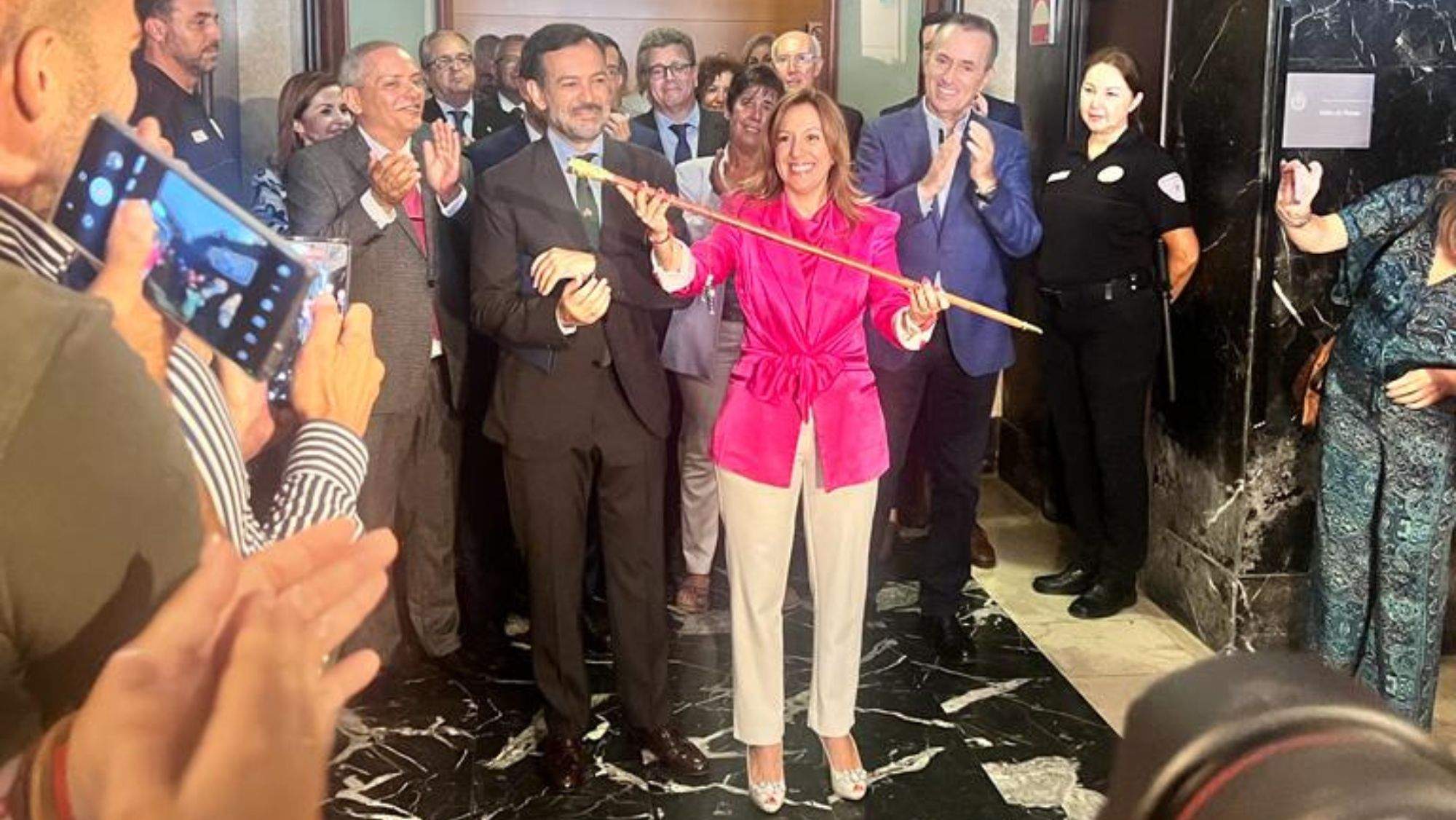 Rosa Dávila con el Bastón de Mando del Cabildo de Tenerife, junto a Lope Afonso / CC Tenerife