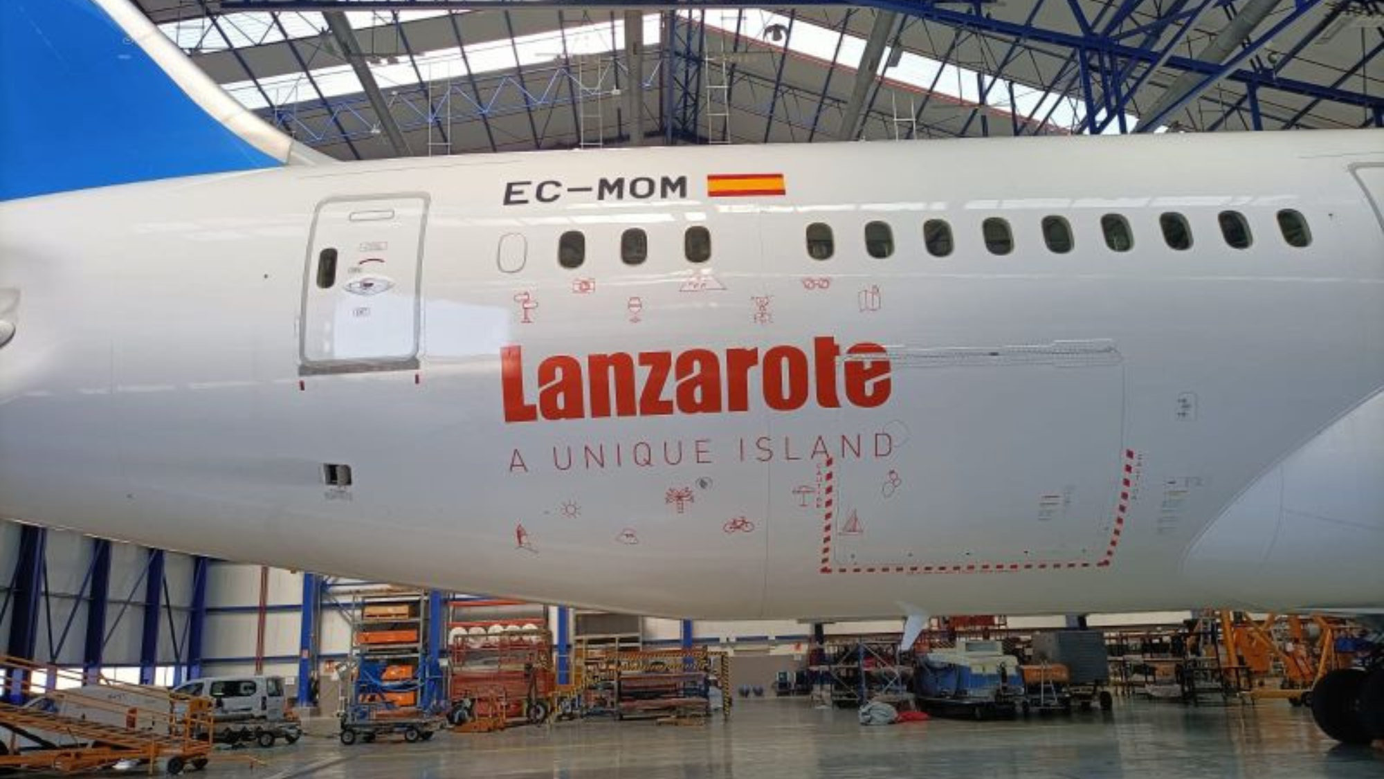 La serigrafía forma parte de un acuerdo de marketing conjunto entre el Cabildo de Lanzarote y la aerolínea para promocionar el destino