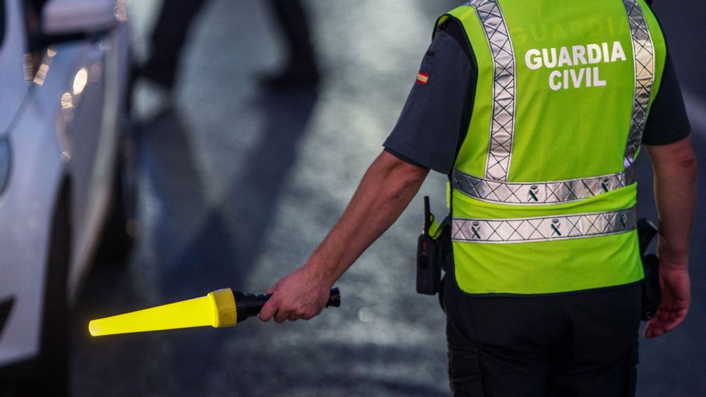 Señal luminosa de la Guardia Civil como la que acabó dentro del coche del conductor que se dio a la fuga en un control en Valleseco./ ARCHIVO Señal luminosa de la Guardia Civil como la que acabó dentro del coche del conductor que se dio a la fuga en un control en Valleseco./ ARCHIVO