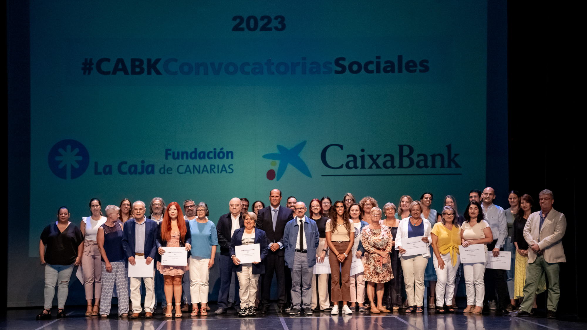 Foto de familia de las entidades beneficiarias junto a los representantes de CaixaBank y de la Fundación La Caja de Canarias / CAIXABANK 