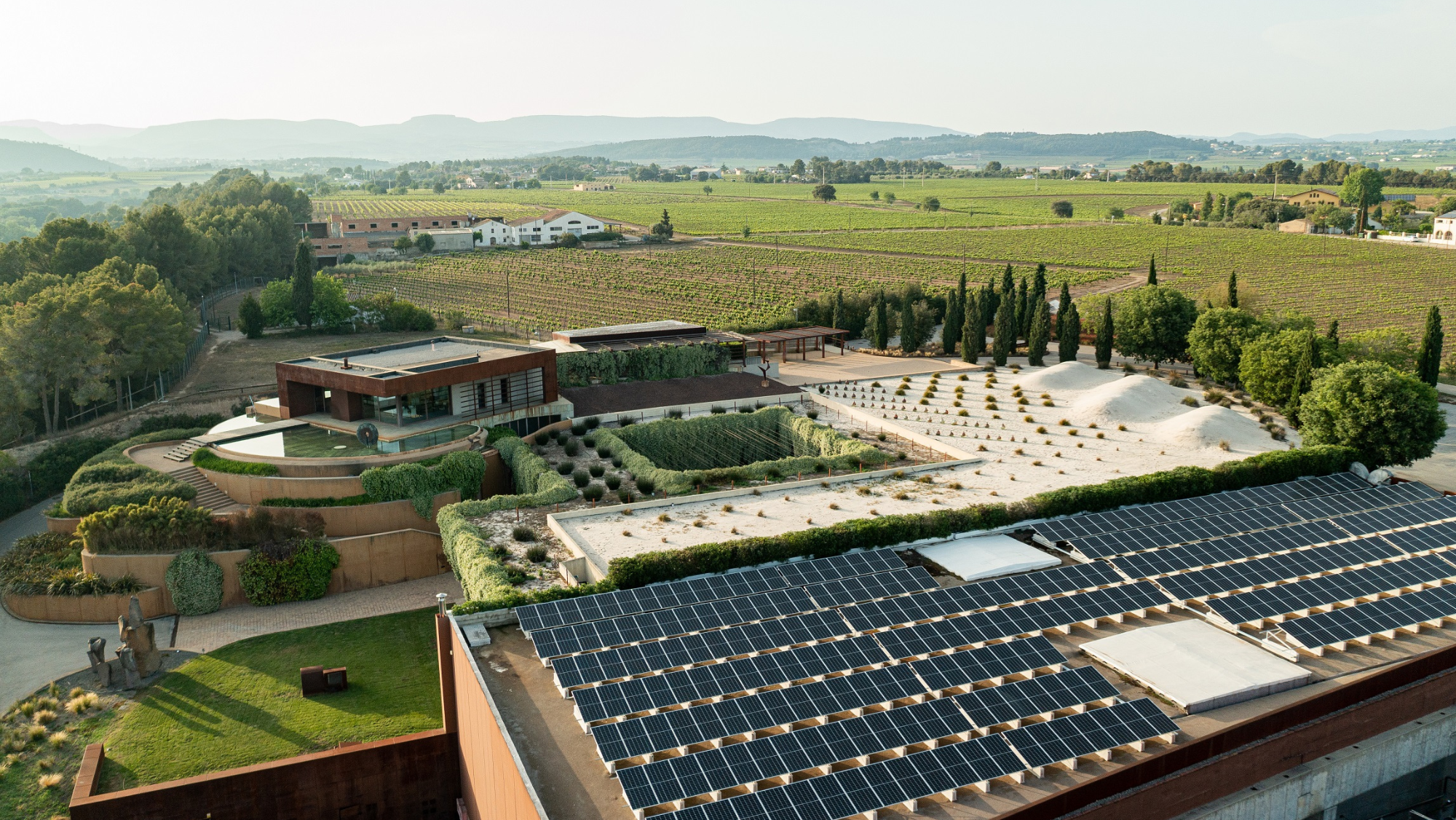 Placas fotovoltaicas / FAMILIA TORRES