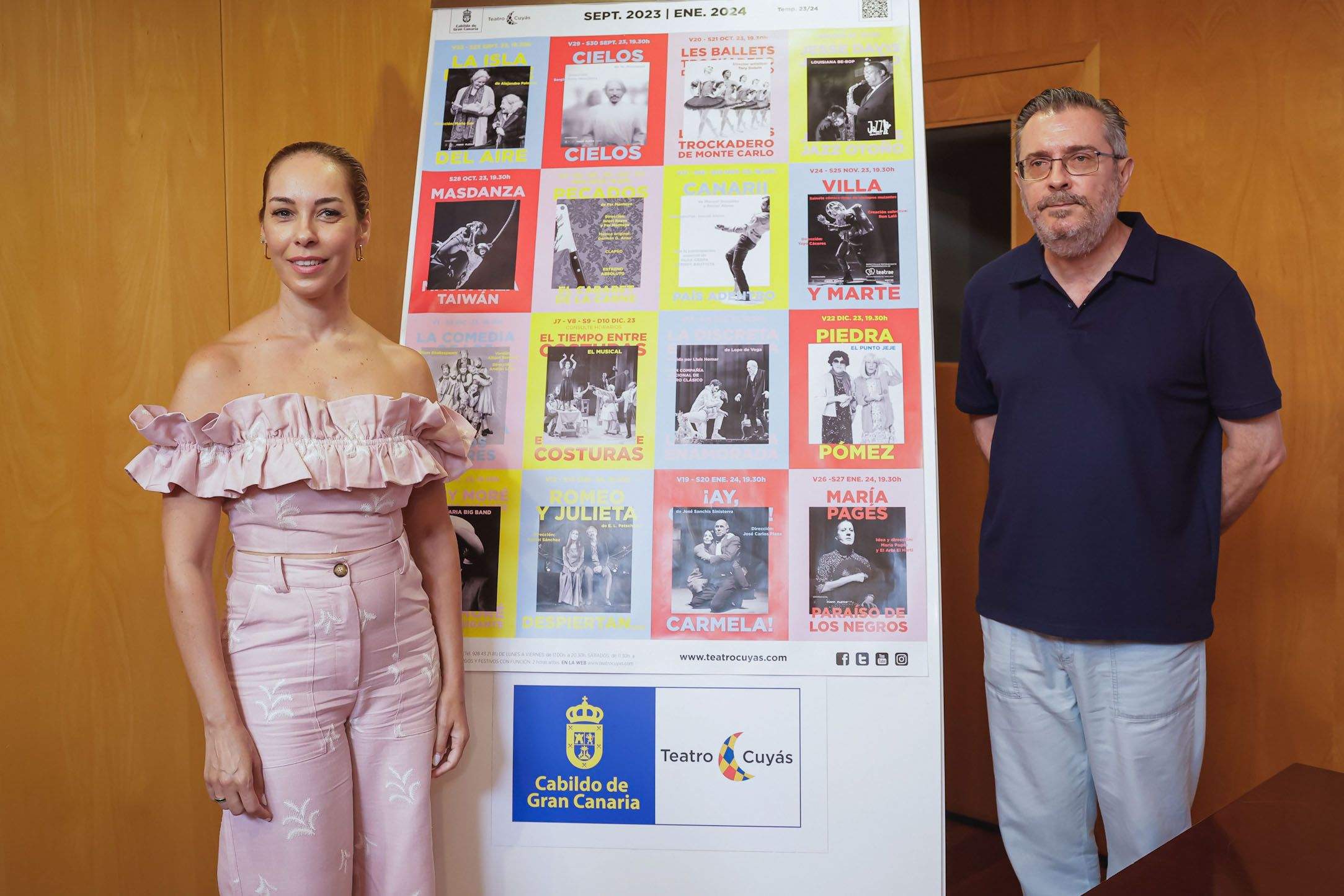 Guacimara Medina, consejera de Cultura del Cabildo grancanario, y Gonzalo Ubani, director del recinto, durante la presentación de la temporada del Teatro Cuyás. / ELVIRA URQUIJO A. - EFE