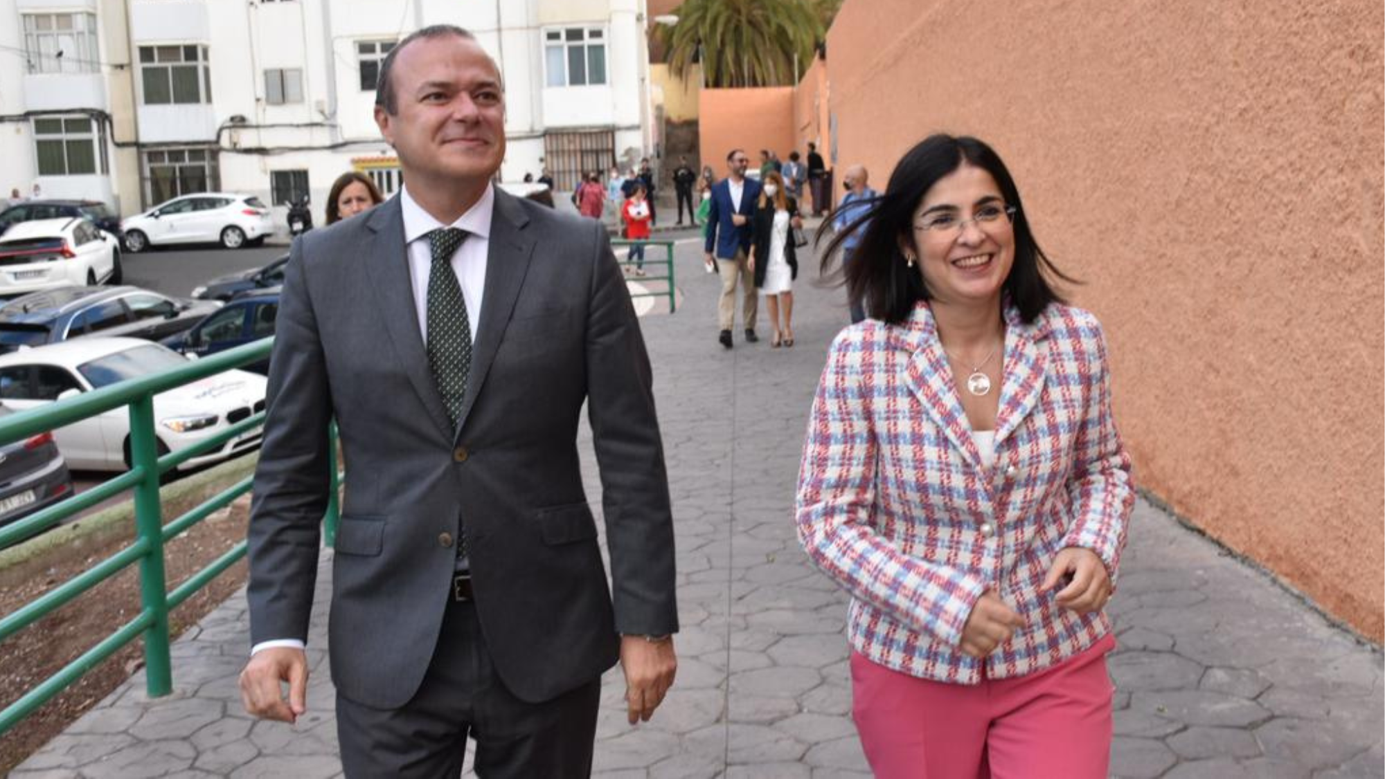 Augusto Hidalgo, actual consejero de Obras Públicas de Gran Canaria, y Carolina Darias, alcaldesa de Las Palmas de Gran Canaria, en una imagen antigua cuando eran alcalde de la ciudad y ministra de Sanidad, respectivamente./ MINISTERIO DE SANIDAD