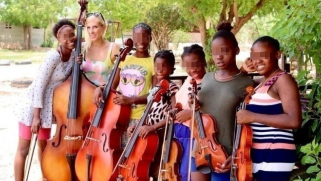 Imagen de alumnas de Carmen con sus instrumentos / CEDIDA