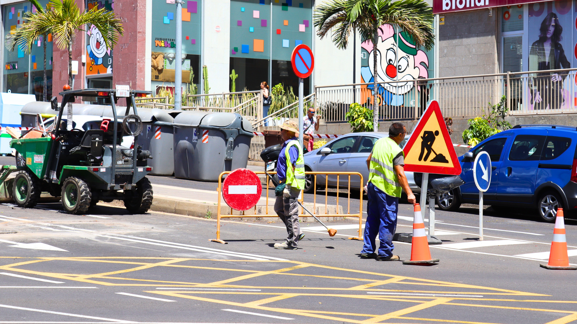Trabajadores durante una obra en una calle de Tenerife (Canarias). / ATLÁNTICO HOY