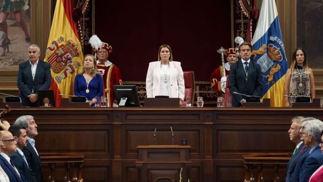 Astrid Pérez, presidenta del Parlamento de Canarias, en el centro / EFE / RAMÓN DE LA ROCHA