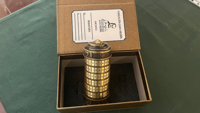 Un ‘criptex’ idéntico al que aparece en la novela El Código Da Vinci / FUNDACIÓN JUAN NEGRÍN Un ‘criptex’ idéntico al que aparece en la novela El Código Da Vinci / FUNDACIÓN JUAN NEGRÍN