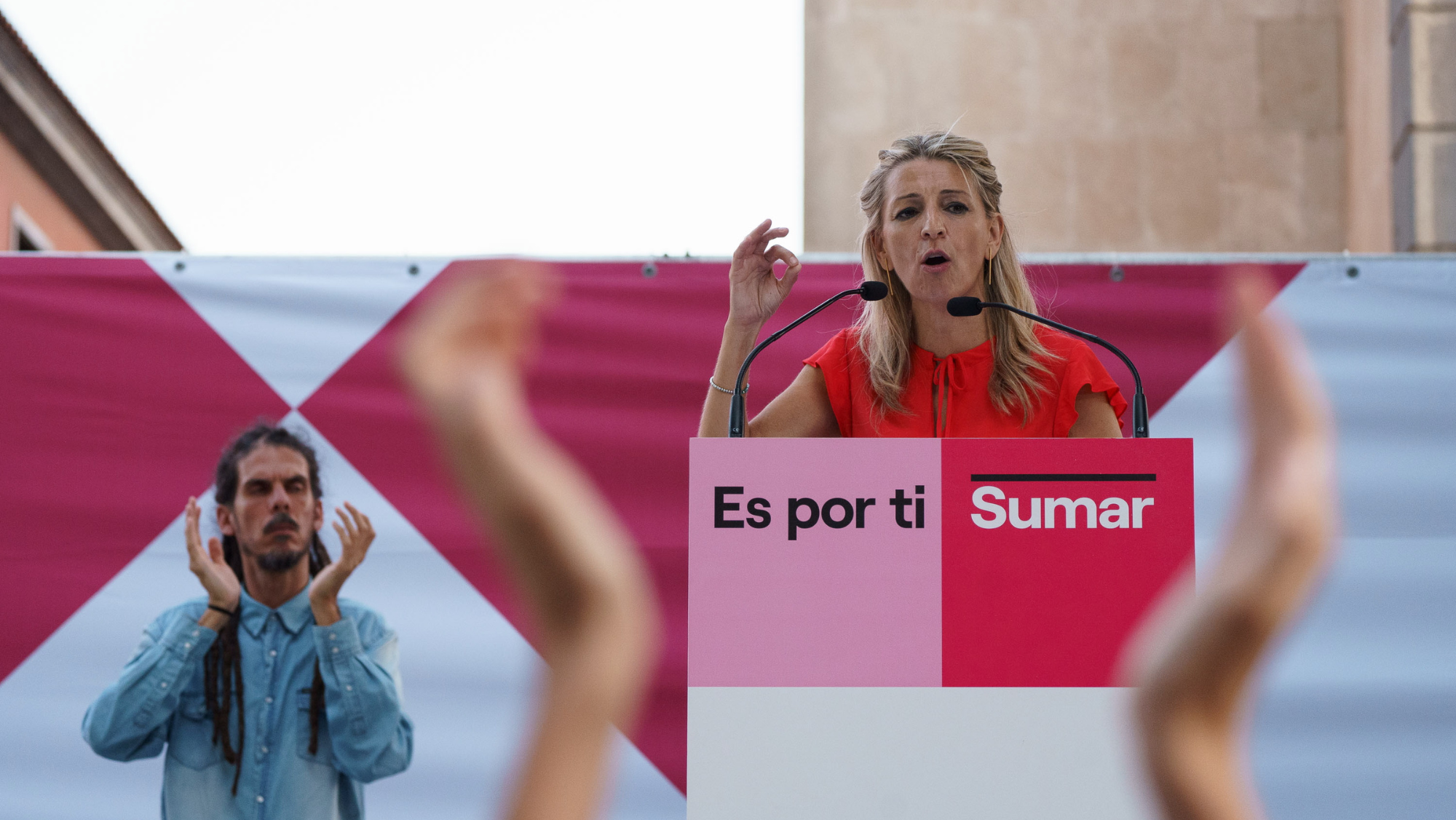  Yolanda Díaz (d) y el cabeza de lista de Sumar al Congreso por la provincia de Santa Cruz de Tenerife, Alberto Rodríguez, durante el mitin  EFE   RAMÓN DE LA ROCHA