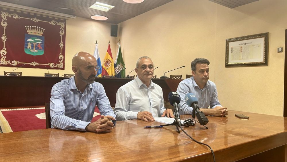 Rueda de prensa de Javier Armas (centro) para explicar el pufo en el Plan Sociosanitario de su hermano, Alpidio Armas./ CEDIDA