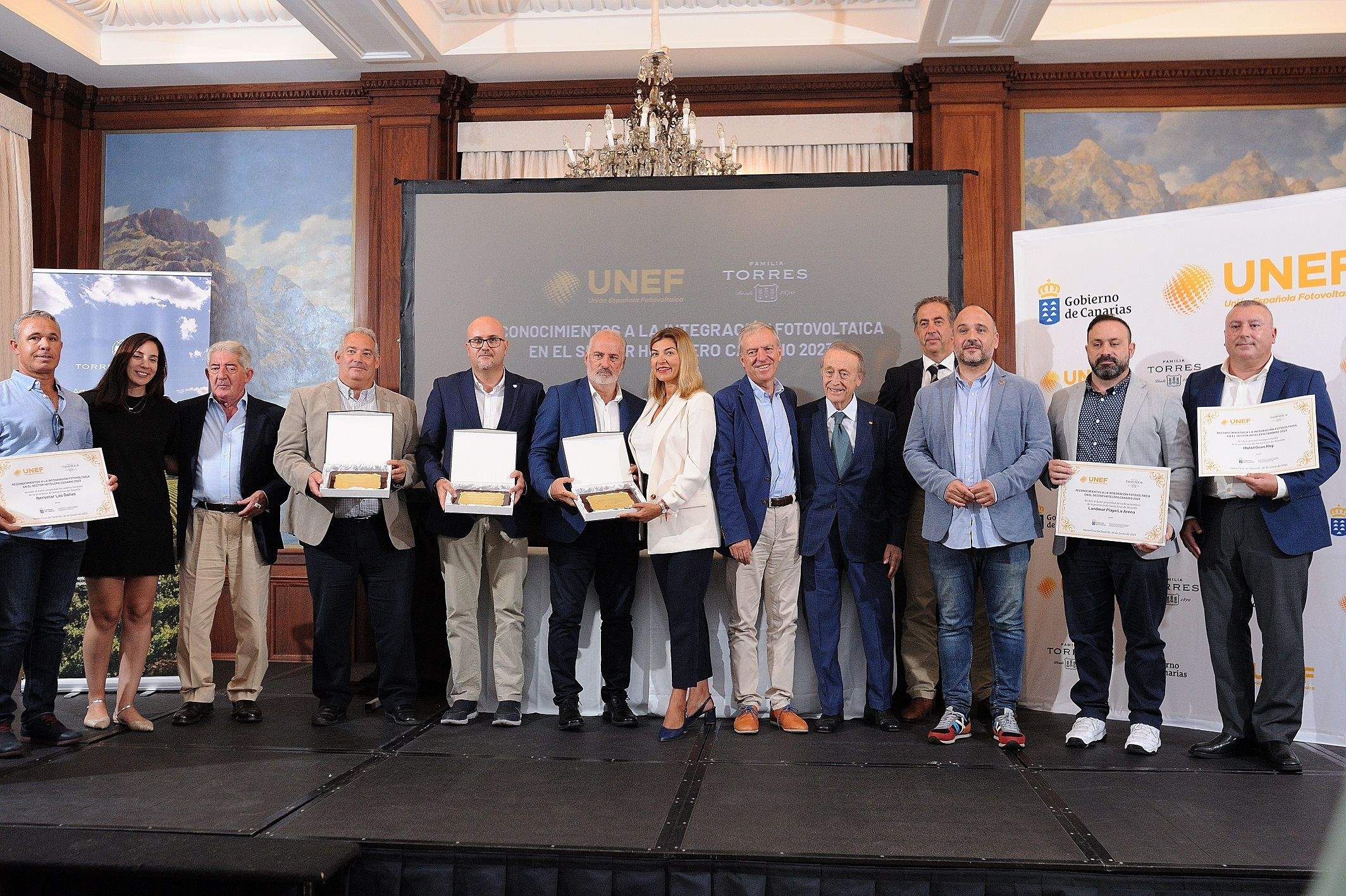 Entrega de reconocimientos de la UNEF y la bodega Familia Torres, presidida por Miguel A. Torres, a hoteleros. / CEDIDA