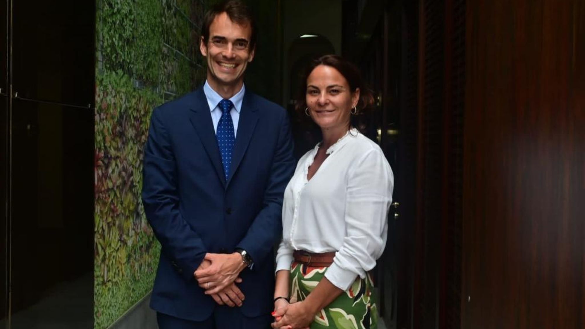 Germán Suárez y Carmen García, presidente entrante y presidenta saliente de APD Canarias. / AH