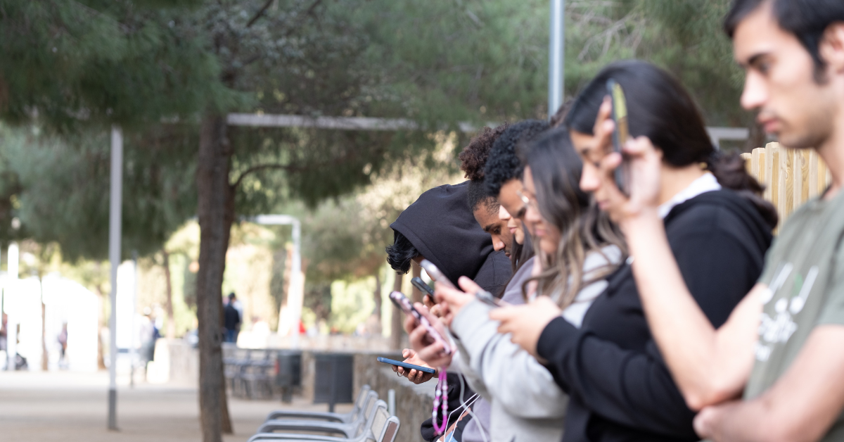 Grupo de jóvenes realizando apuestas deportivas./ CEDIDA