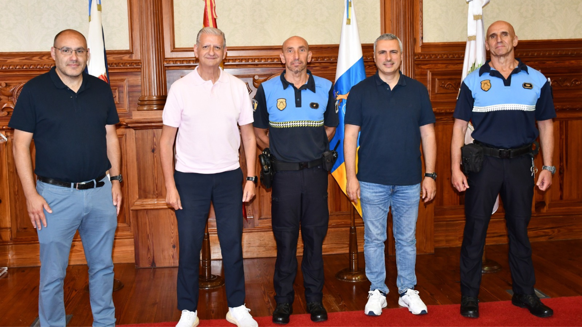 En el centro, el agente José Carlos Báez, acompañado por el alcalde de La Orotava, Francisco Linares (a la izquierda de Báez), 