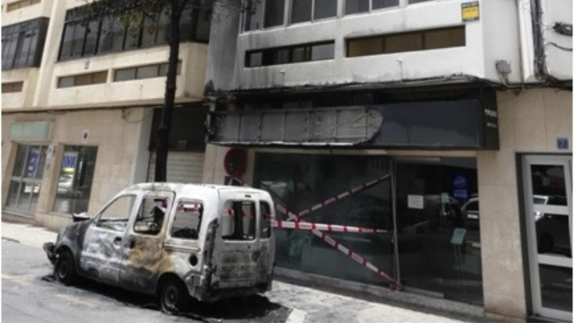 La furgoneta quemada en Arrecife./ CEDIDA