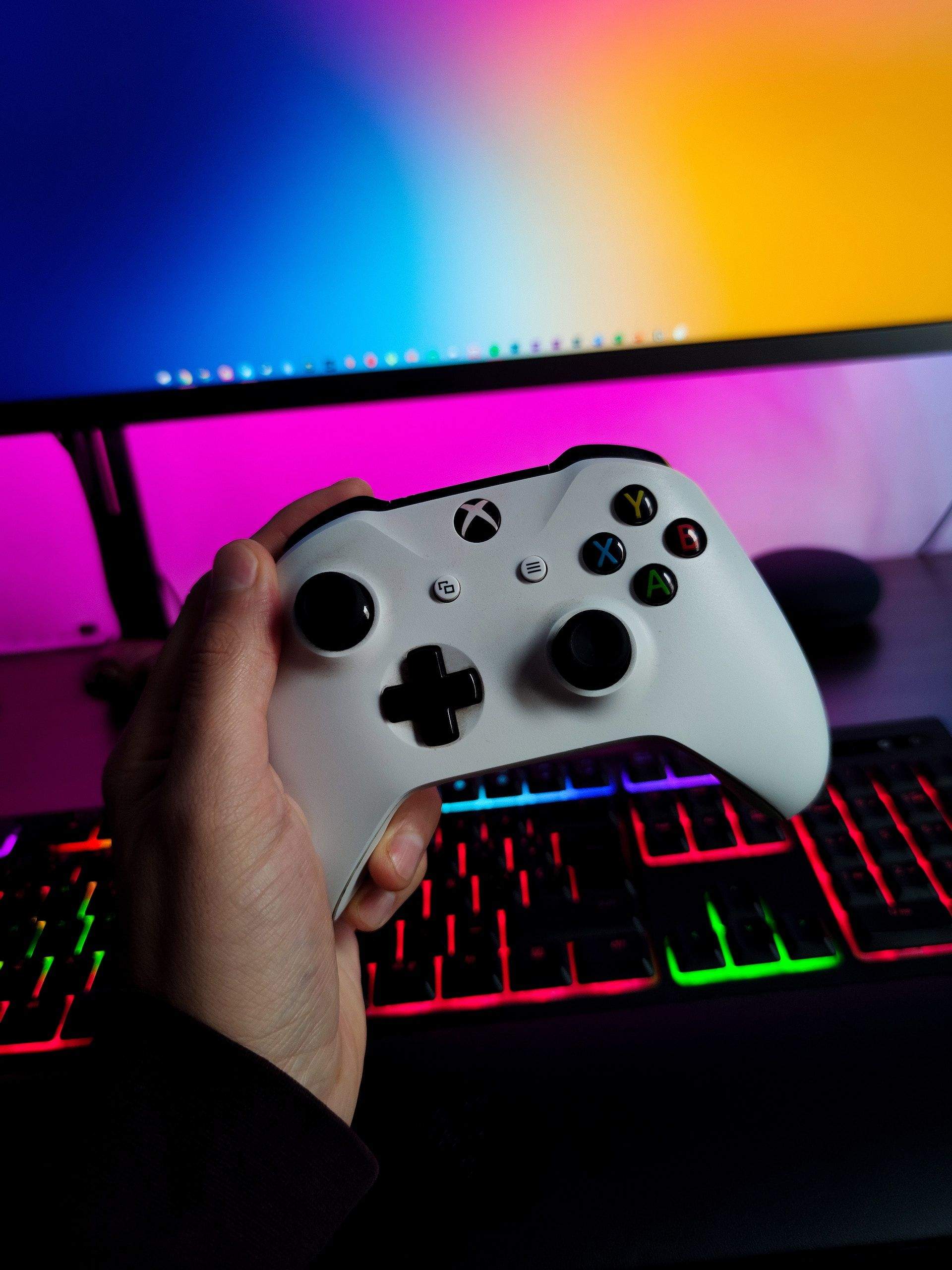 Gamer sujeta un mando de Xbox / UNSPLASH