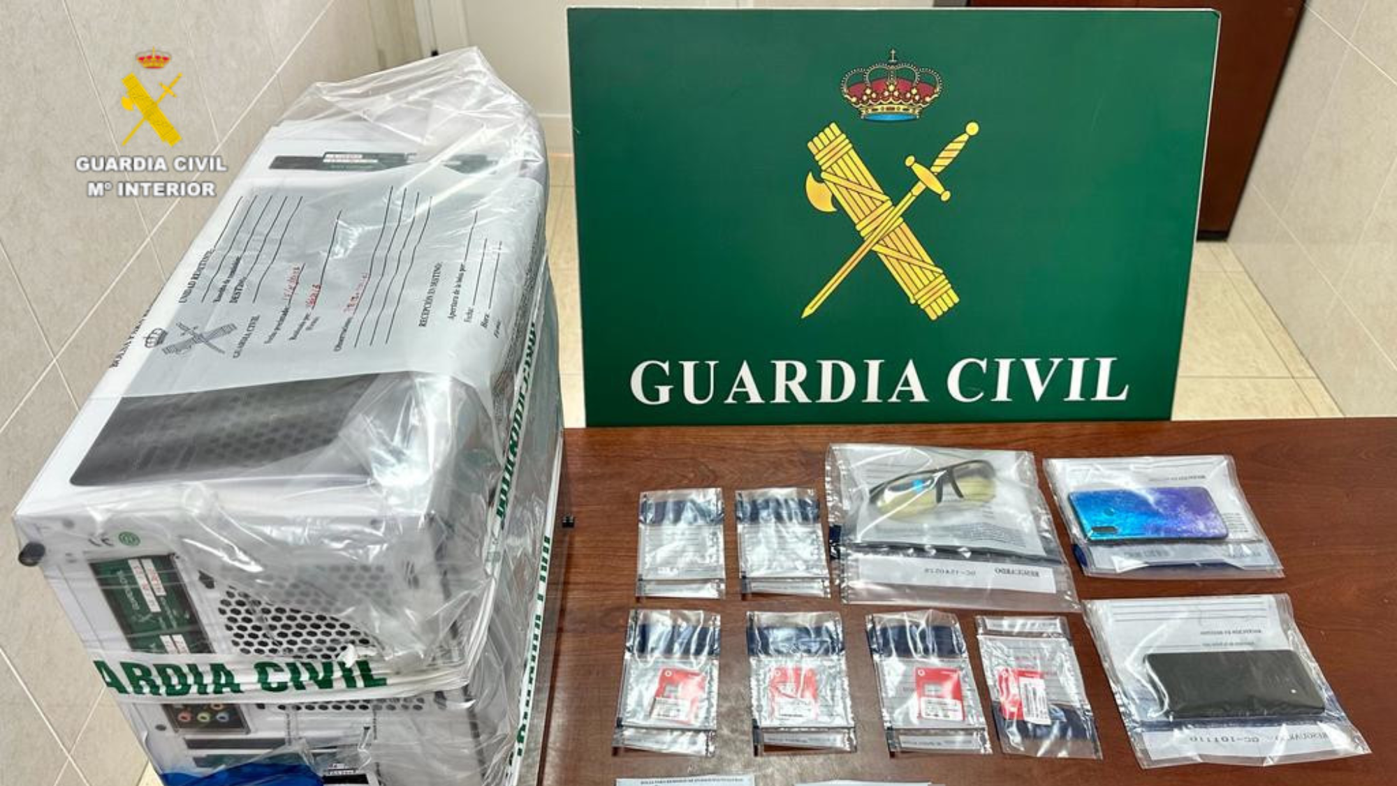 Artículos incautados por la Guardia Civil en Fuerteventura utilizados para hacer 'smishing'./ CEDIDA