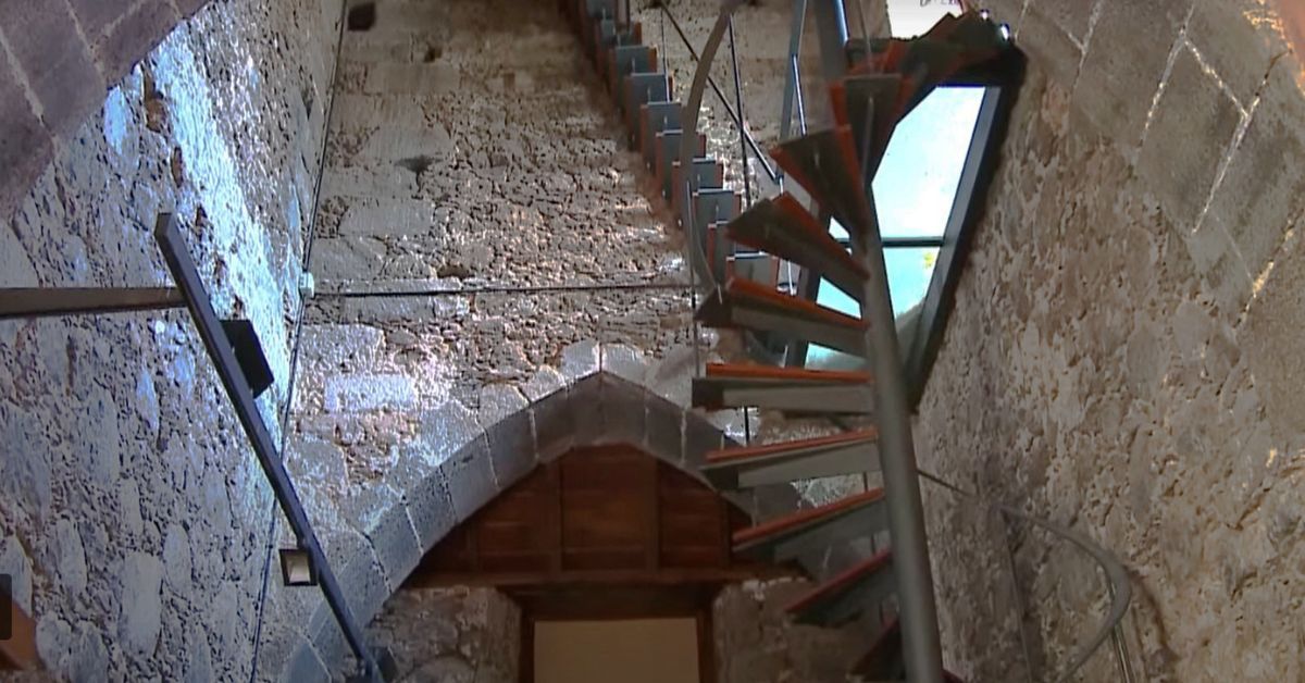 Escaleras de acceso de la cripta del antiguo Convento de San Agustín, lugar construido para el descanso de los monjes en el que también se encontraron restos de miembros de familias ilustres como los Salazar./ AYUNTAMIENTO LA LAGUNA.