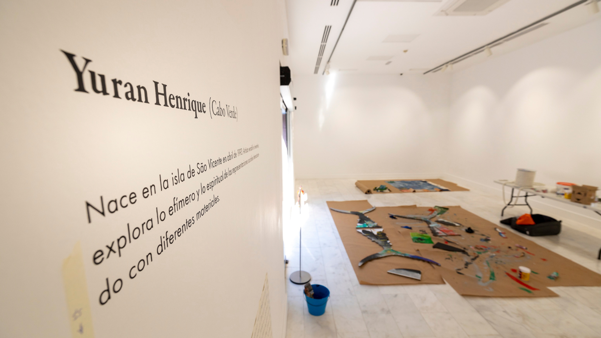 La sala donde iba a exponer Henrique seguirá como quedó hasta que se recupere de la paliza / EFE - QUIQUE CURBELO