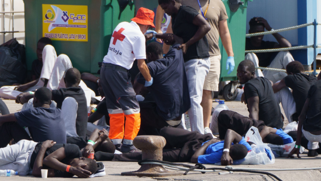 Migrantes rescatados en el Puerto de Los Cristianos (Canarias) tras estar varios días en una embarcación. EFE RAMÓN DE LA ROCHA 