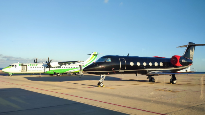 Jet privado de Maluma en el Aeropuerto de Gran Canaria junto a un Binter / REDES Jet privado de Maluma en el Aeropuerto de Gran Canaria junto a un Binter / REDES