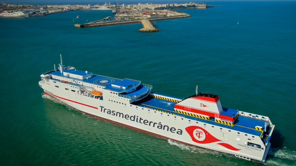 El buque Ciudad de Valencia, de Naviera Armas-Trasmediterránea, que opera la línea entre Cádiz y Canarias./ CEDIDA
