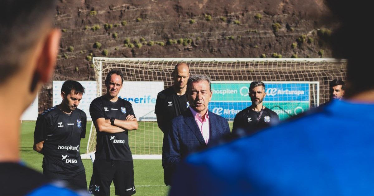 Paulino Rivero conversa en el centro del corro de jugadores junto a Asier Garitano y su cuerpo técnico./ CD TENERIFE.