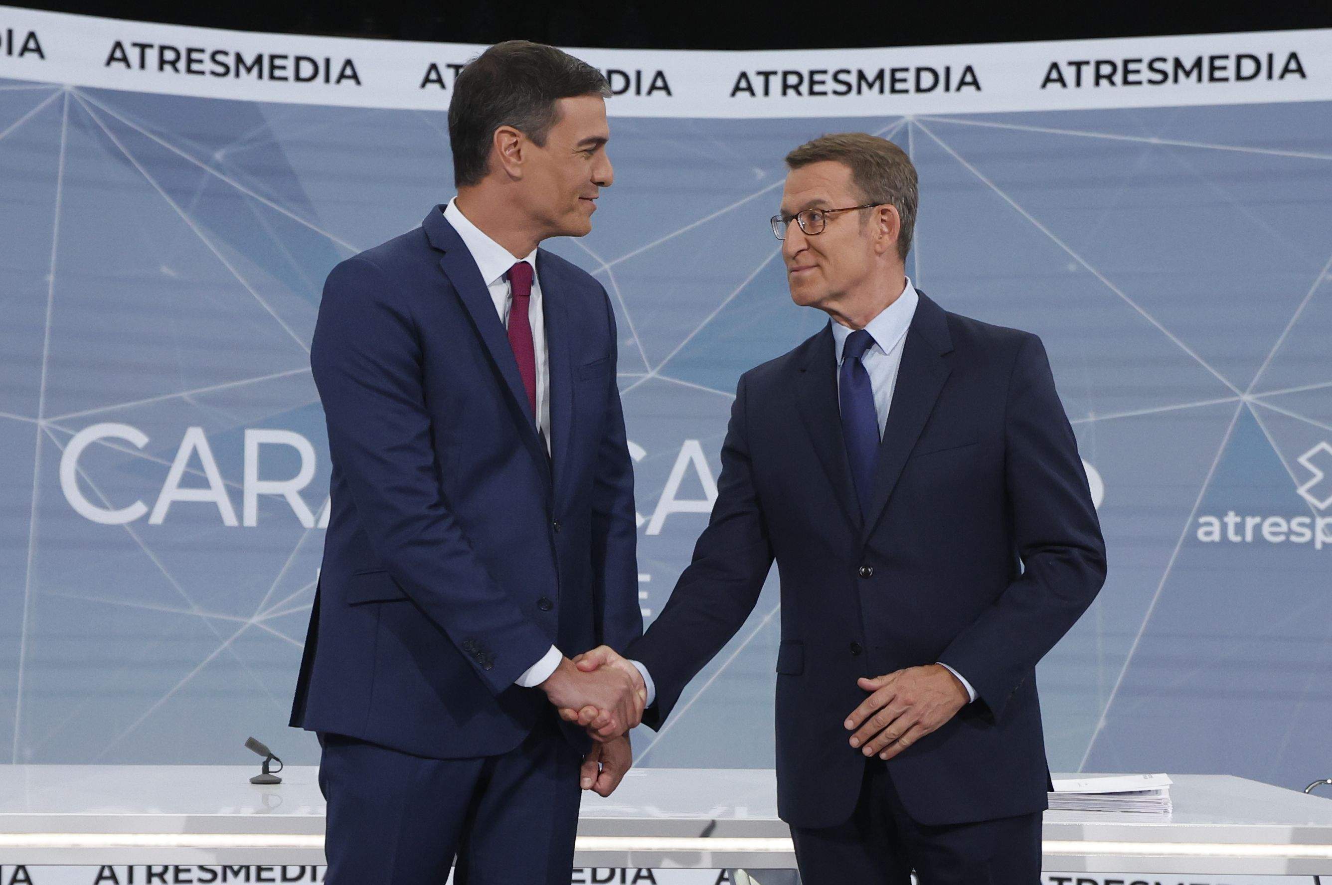 Los candidatos a la presidencia del Gobierno, el socialista Pedro Sánchez (i) y el popular Alberto Núñez Feijóo, antes de iniciar el debate electoral en Atresmedia. / JUANJO MARTÍN-EFE.