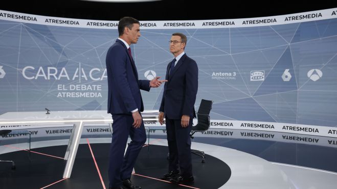 Sánchez y Feijóo dialogan antes del debate en Atresmedia Sánchez y Feijóo dialogan antes del debate en Atresmedia