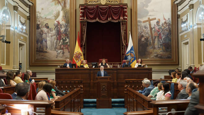Fernando Clavijo en el Parlamento de Canarias / RAMÓN DE LA ROCHA - EFE Fernando Clavijo en el Parlamento de Canarias / RAMÓN DE LA ROCHA - EFE