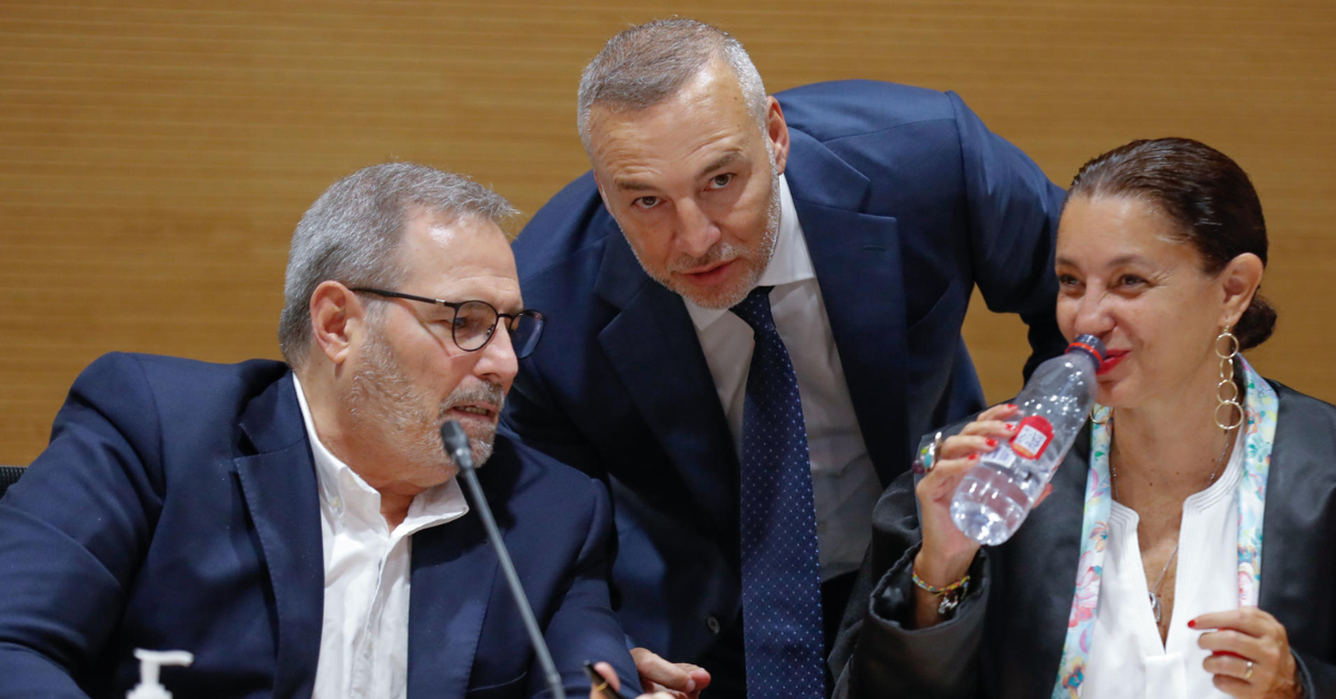 Héctor de Armas, al la izquierda, habla con Miguel Ángel Ramírez en el juicio celebrado contra Seguridad Integral Canaria. / EFE-ELVIRA URQUIJO