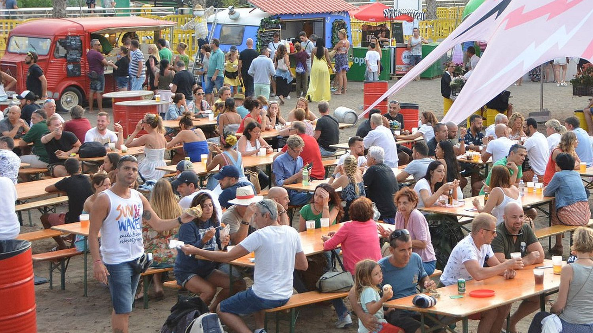 Zona de restauración de un fesival en Maspalomas (Gran Canaria)./ MASPALOMAS COSTA CANARIA SOUL FESTIVAL