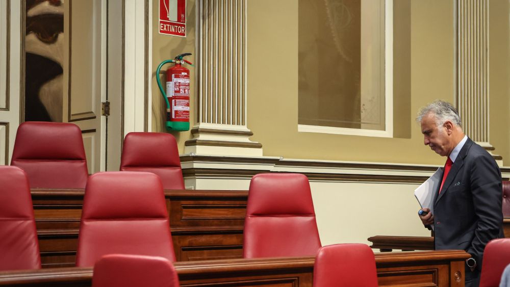 Ángel Víctor Torres abandonando el Parlamento de Canarias vacío./ ACFIPRESS