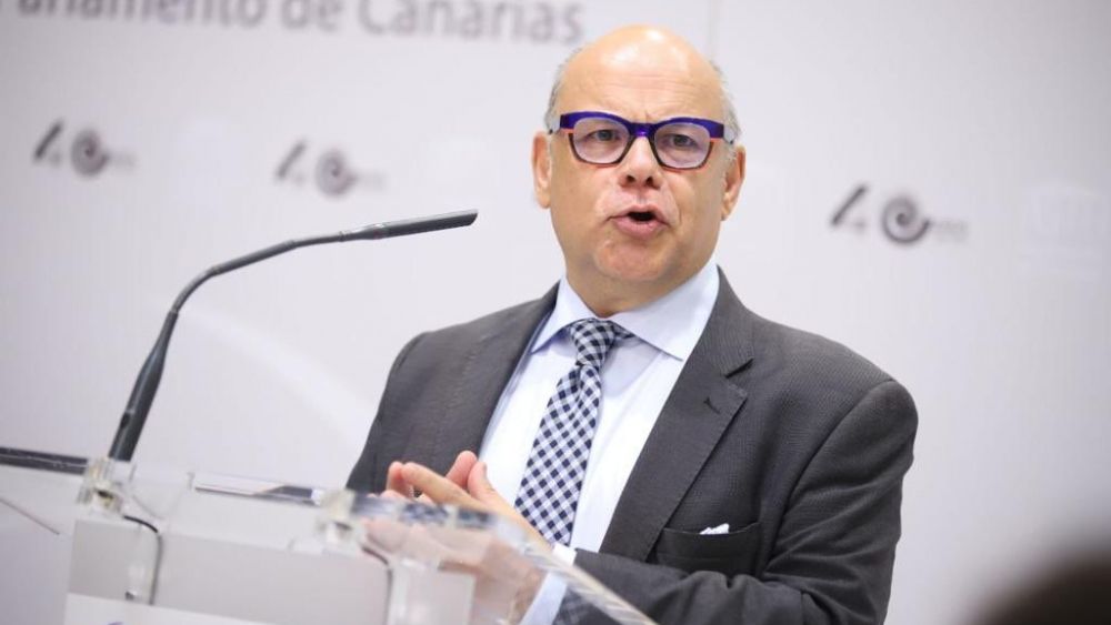 José Miguel Barragán, portavoz de Coalición Canaria en el Parlamento de Canarias, responde a preguntas de los medios./ CC