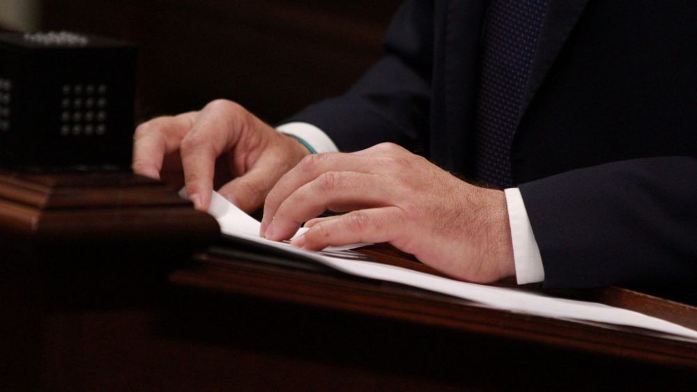 Fernando Clavijo aferrado al cuadernillo donde llevaba escrito su discurso, de donde no ha retirado las manos en toda su intervención./ ÁLVARO OLIVER - AH