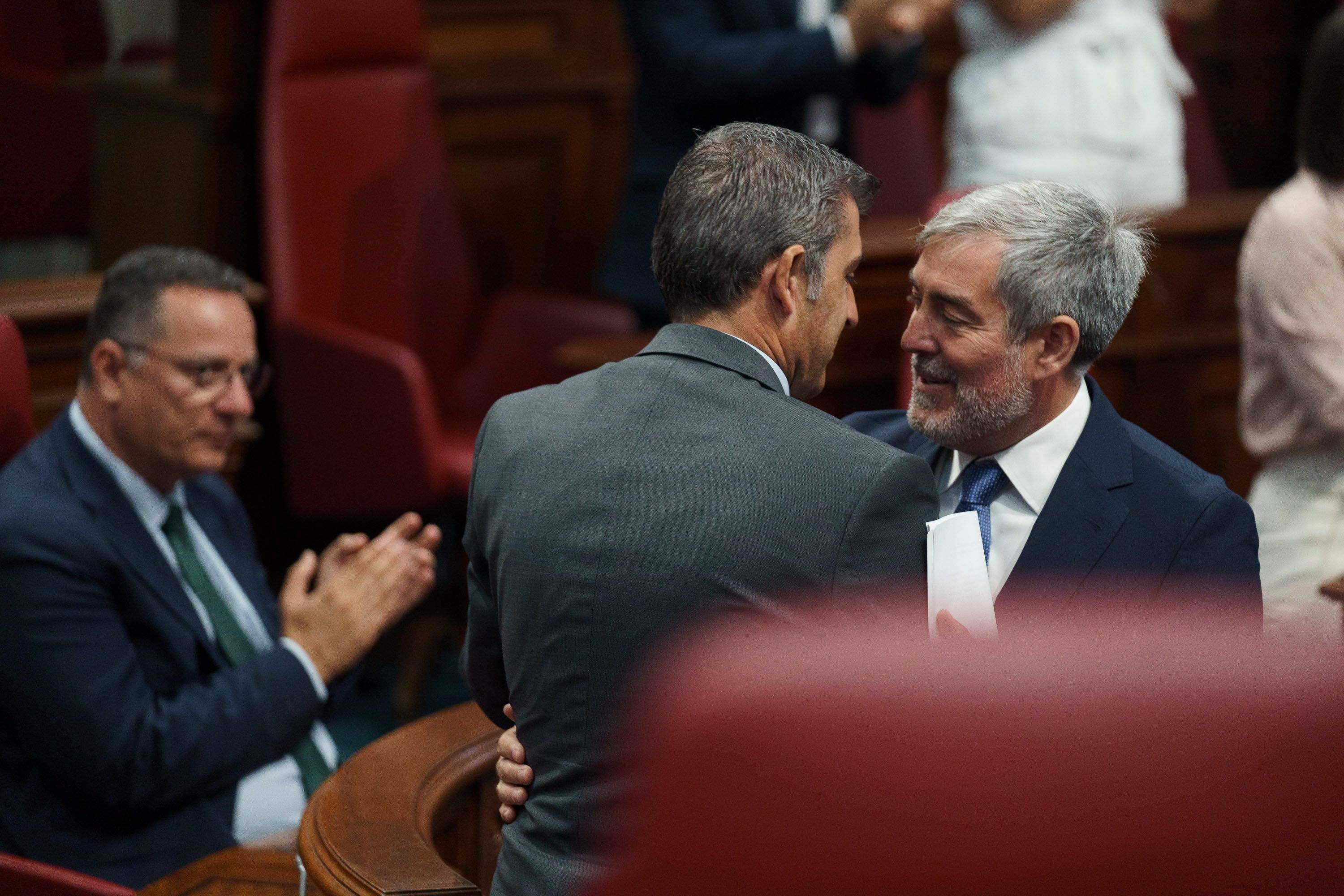 Fernando Clavijo saluda a Manuel Domínguez tra su discurso de investidura en el Parlamento de Canarias