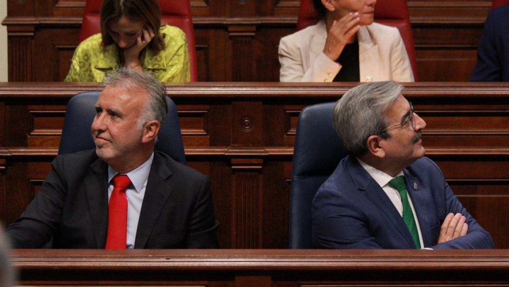 Ángel Víctor Torres (i), presidente del Gobierno de Canarias durante la X Legislatura, y su vicepresidente Román Rodríguez (d) durante el discurso de investidura de Fernando Clavijo./ ÁLVARO OLIVER - AH